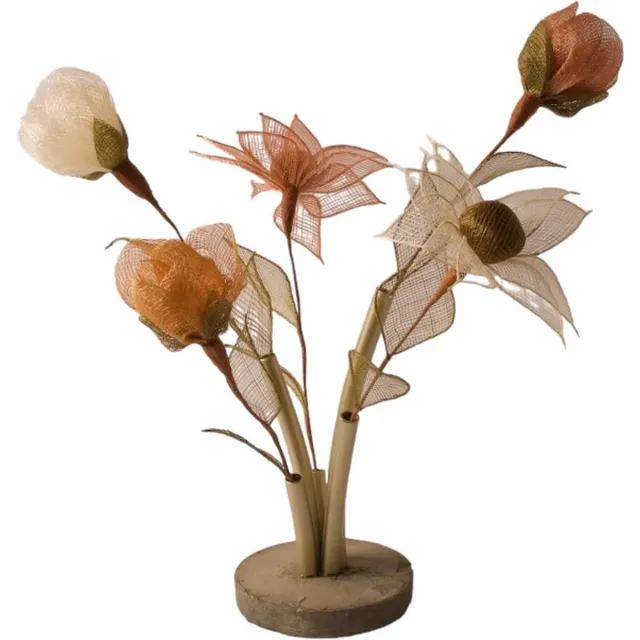 Winq Creatieve vaas met Abaca Kunstbloemen - vaas goud met betonvoet - 5 takken bloemen roze