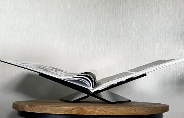 HoA Creative Zwart boek kruisstandaard voor koffietafel - Boekenstandaard Gekanteld - boek kruis standaard - Black Bookstand - 30x30cm boekenstandaard - Boek Standaard - Boekhouder - Boek houder - Relatie geschenk - Perfect Cadeau