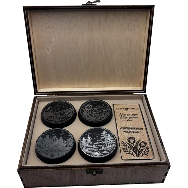 M-HOLY Dutch Serenity – Premium Geurkaarsen Cadeauset – 4 Geurkaarsen – Luxe Handgemaakte Houten Geschenkdoos met Gravure Zwart