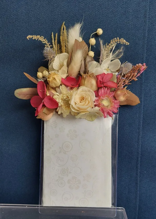 Bloemen en Decoratie 4U Romantisch en stijlvol zakboutonnière voor bruidegom met gedroogde bloemen, boutonnière bruidegom, corsages bruidegom Wit, roze, lila roze, lila, beige, roos is van zalmroze kleur, donker roze.