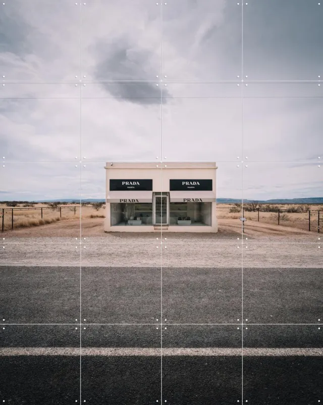 IXXI Prada Marfa, Tristan Zhou - 80 x 100 cm - Grote wanddecoratie en posters - Minimalisme, Fotografie, Gang, Mancave, Woonkamer, Architectuur, Mode Koele tinten / Wit