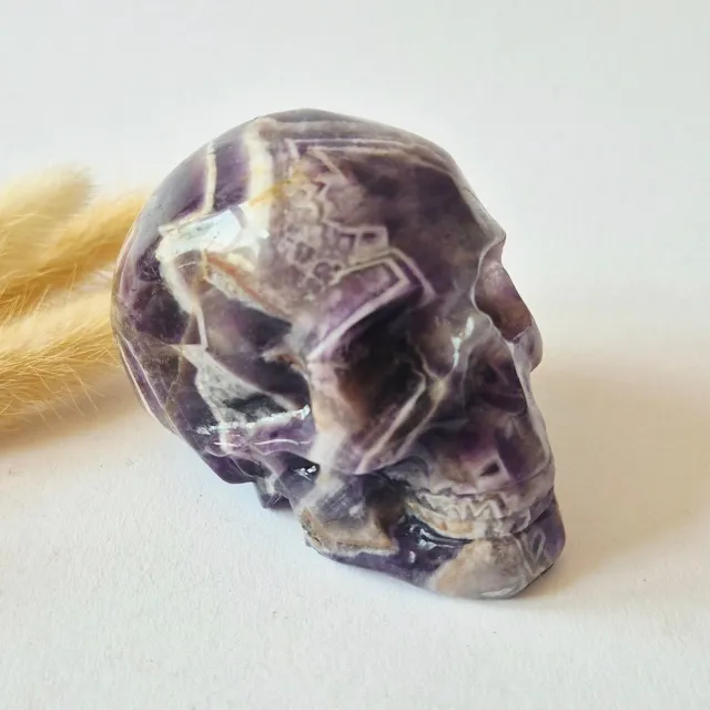 Moonlight Gemstones XXL Chevron Amethist Schedel 9cm – Handgesneden Dream Amethyst Skull Meerkleurig