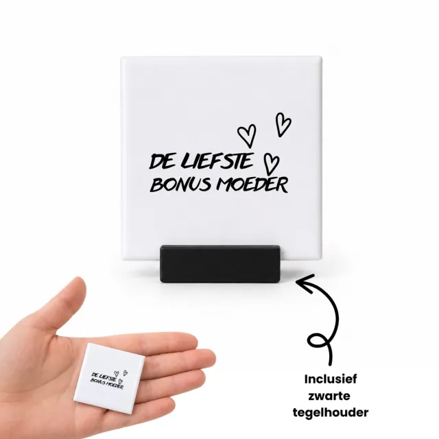 Hacebo De liefste bonus moeder met 3 zwarte hartjes tegeltje met tegelhouder - Bonusmoeder - Liefste bonus moeder - tegeltjes met tekst - moederdag cadeautje - Cadeau voor mama - Verjaardag - Geschenk - Cadeau - Gift - spreuktegels - 4.8x4.8 CM Wit