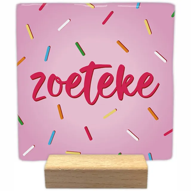 Artige Decoratie tegeltje met tekst - Zoeteke - keramisch - 10x10 cm - inclusief houder Roze