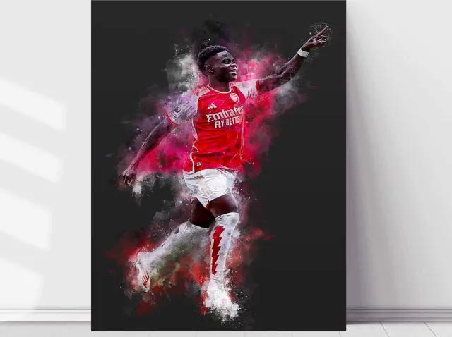 Wallofprints Saka poster op A3 semi- glossy papier - 29.7x42 cm - Sport poster - Voetbal poster - Unieke poster van Bukayo Saka in Arsenal FC tenue met donkergrijze achtergrondkleur