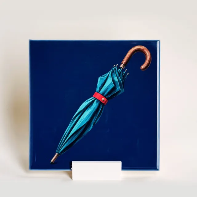 Bedruk King Tegeltje met Blauwe Paraplu – Keramisch Tegeltje 11x11 cm met Houdertje – Herfstdecoratie
