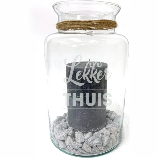SandD-art Windlicht/Vaas met tekst gravure Quote: LEKKER THUIS. Zonder kaars en stenen. Cadeau-verjaardag-bedankje-samenwonen. Het formaat is 30cm, 16cm doorsnede. Helder glas