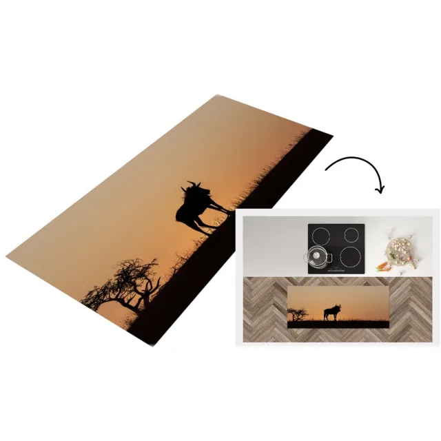 KitchenYeah Keukenloper - Loper keuken - Silhouet van een gnoe tijdens zonsondergang - Keukenloper vinyl Multicolor