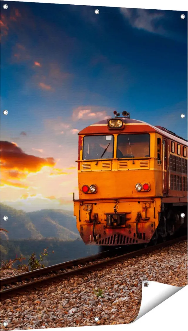 Gards Tuinposter Trein tussen de Bergen in Thailand - 80x120 cm - Tuindoek - Tuindecoratie - Wanddecoratie buiten - Tuinschilderij Multikleur