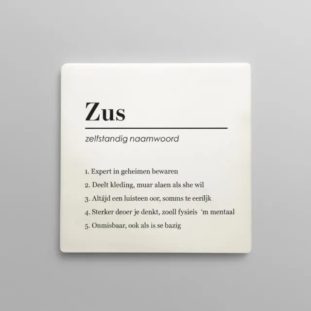 Nevolis Zus Definitie Tegel 15x15 cm – Grappige Zus Quote Keramische Decoratieve Tegel Cadeau Multi Color
