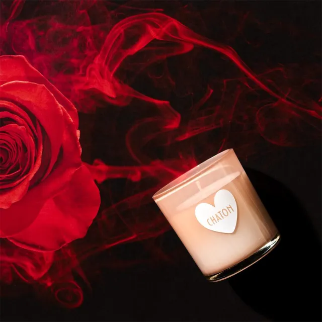 WDMT Romantische Geurkaars 'Chaton' met Verrassingssieraad - ø 7 x 8 cm - Luxe Geschenkset - Magnolia Geur - Perzikroze Design - Valentijn Cadeau - Roze