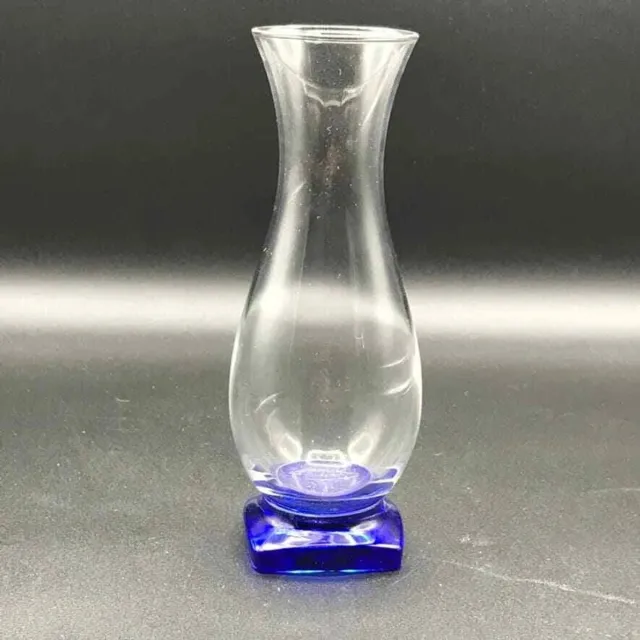 Bormioli Rocco vaasje 17,5 cm hoogte glas met blauwe voet Wit glas met blauwe voet