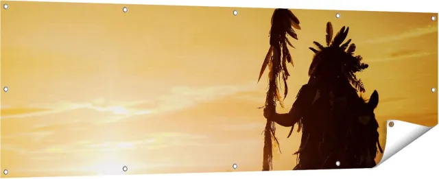 Gards Tuinposter Indiaan met een Speer bij Zonsondergang - 180x60 cm - Tuindoek - Tuindecoratie - Wanddecoratie buiten - Tuinschilderij Multikleur