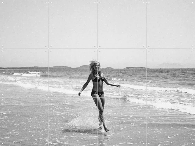 IXXI Brigitte Bardot a Buzios (Brasil), Bridgeman Images - 80 x 60 cm - Grote wanddecoratie en posters - Fotografie, Vintage, Woonkamer, Slaapkamer Zwart en wit / Monochroom / Zwart