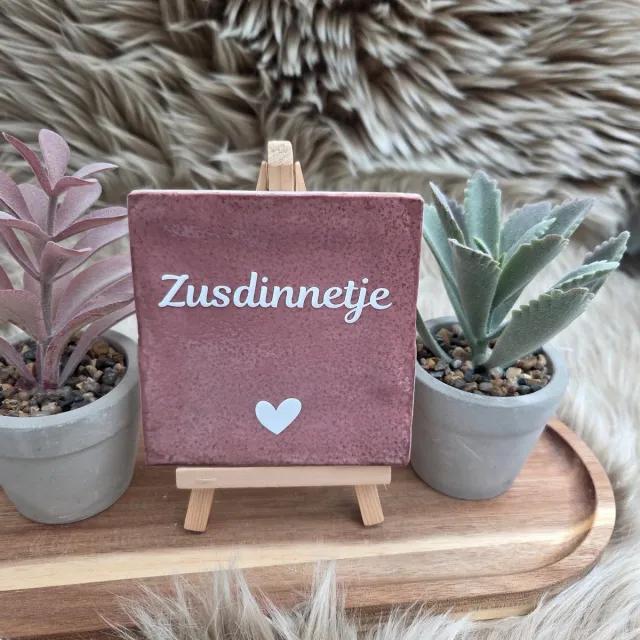 CreaCraft Robuust Wenstegeltje – Zusdinnetje – 10x10 cm – Lief Cadeau voor Zus of Beste Vriendin – Stijlvolle Wanddecoratie met Betekenis – Trendy nu – Decoratief Tegeltje met Standaard – Cadeau Idee oudroze/wit