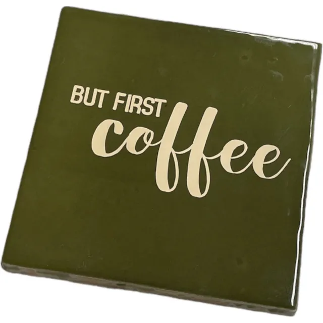Bij ons onder de panne Hippe tegeltje met tekst: But first coffee | Olijfgroen met beige | Gepersonaliseerde cadeau | Hippe Spreuktegel | Nieuwe woning cadeau | Housewarming cadeau | Quote tegeltje met Koffie coffee