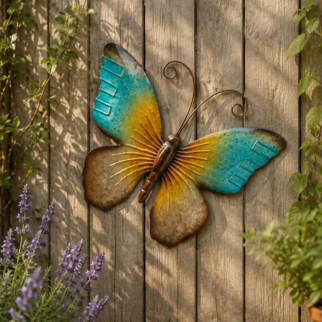 Anna's Collection Wand decoratie vlinder - blauw - 44 x 32 cm - metaal - muurdecoratie/schutting - buiten - tuinbeelden van dieren