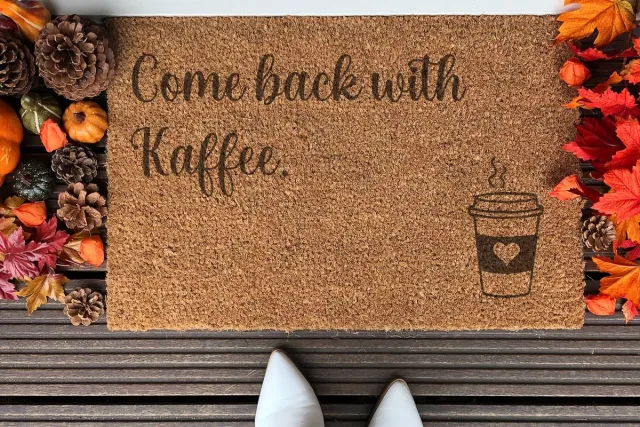 Laser-Point Come Back With Kaffee | 60x40 cm | Nieuwe huis cadeau | Ingangsmat | Deurmat met stijl | Verhuizing cadeau | Praktisch & trendy | Perfect voor binnenkomst | Cadeau voor nieuwe woning Bruin | Zwart (Gravering 60x40)