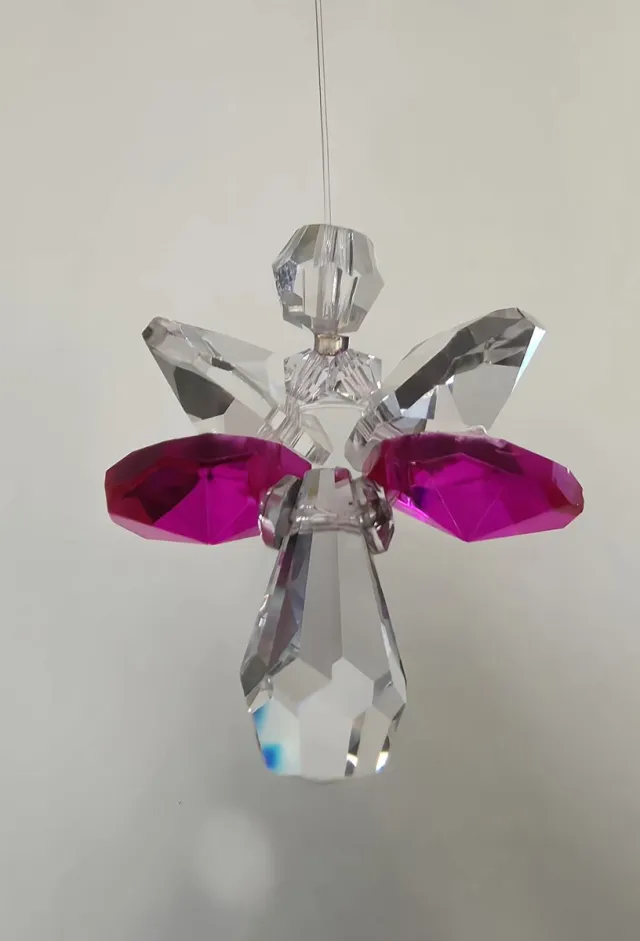 CrystalDesign Geluksengel Fuchsia Raamhanger, gemaakt met o.a. Swarovski Kristallen (32% volloodkristal) Suncatcher, Beschermengel, Engel, Engeltje, Kristal, Kerstengel, Kerst, Kerstdecoratie, Raamdecoratie, Cadeau, Hanger, Decoratie, Raamkristal, Kerst-pakket.