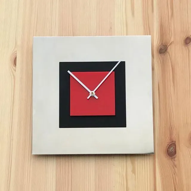Credo Benelux RVS wandklok Madrid, design wandklok, wandklok roestvrijstaal, gebogen klok, klokken. roestvrijstaal, zwart en rood