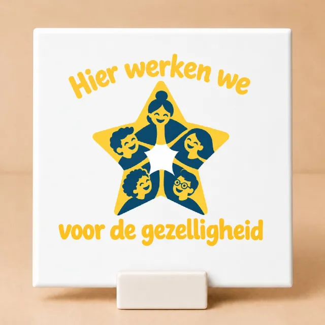 Bedruk King Leuke Tegel 'Ik werk hier alleen voor de kerstborrel' – Humoristische decoratie voor kantoor en thuis - 15 x 15 cm met houder Wit