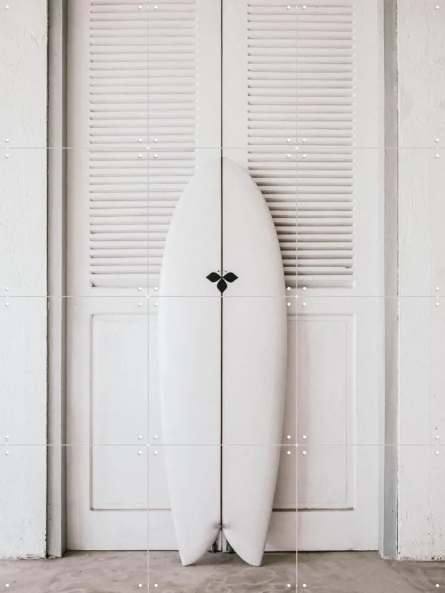 IXXI Surf Symmetry, Chris Abatzis - 60 x 80 cm - Grote wanddecoratie en posters - Minimalisme, Fotografie, Woonkamer, Zomer, Sport, Surfen Wit / Lichte tinten
