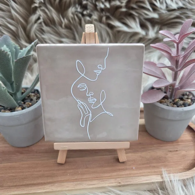 CreaCraft Robuust Wenstegeltje lijntekening koppel – Hip trendy tegeltje – 10x10 cm – Cadeau voor Partner, valentijn of zomaar – Stijlvol en Persoonlijk Woonaccessoire - Zomaar - Deco – Trendy nu Beige/Wit