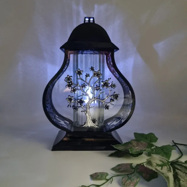 Lubema Herdenkingslicht - L-23d - Lantaren - Levensboom - Rozen - Zilver - Led-kaars 2400 uur - Windlicht - Graflicht - Graflantaarn - Grafdecoratie Zilver/ Zwart