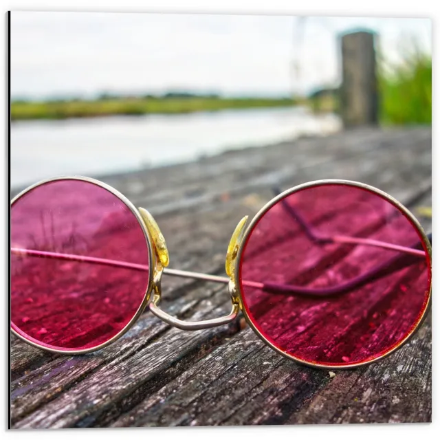 KuijsFotoprint Dibond - Roze Bril op Houten Vlonder - 50x50cm Foto op Aluminium (Met Ophangsysteem) Groen
