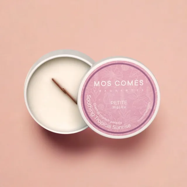 MOS COMÈS Soothing Tropical Sunrise PETITE Geurkaars | Elegant & compact | Natuurlijk & duurzaam | Houten lont met knisper | Frangipani, Magnolia, Perzik, Sandelhout, Agarhout, Limoen, Yuzu, Tuberoos, Witte muskus