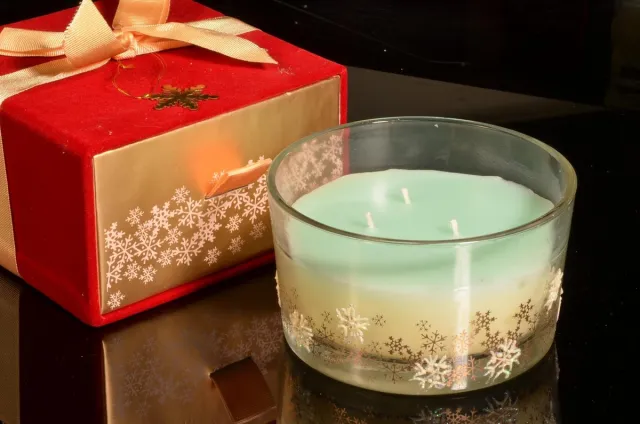 MilaNNE Geschenkdoos met daarin een fraaie 3-pits kaars in glas - Zacht Groen mint groen