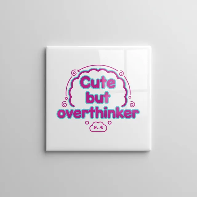 Nevolis Cute but Overthinker Tegel 15×15 cm – Kawaii Quote Keramische Wandtegel – Schattig Pastel Decor Cadeau Multi Color
