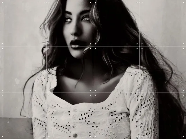 IXXI Busstop, STUDIO HANNAH LEMHOLT - 80 x 60 cm - Grote wanddecoratie en posters - Fotografie, Woonkamer, Slaapkamer, Mode, Portretten, Mensen Zwart en wit / Monochroom / Zwart