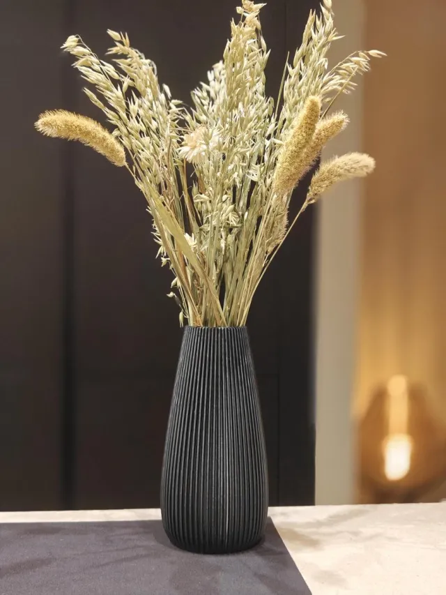 Thuisdeco Vaas Luna - bloemenvaas- Zwart (22 cm) voor droogbloemen - Vaas voor zijden bloemen - Woonaccessoires droogbloem - Handgemaakt van duurzaam PLA-materiaal - lichtgewicht en stijlvol - Perfecte interieurdecoratie voor woonkamer