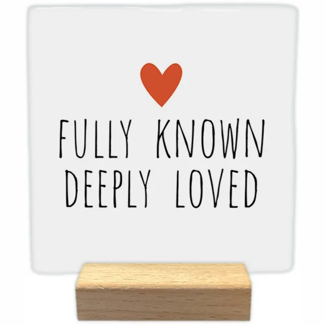 Artige Decoratie tegel - Fully known deeply loved - keramisch - 10x10 cm - inclusief houder Wit