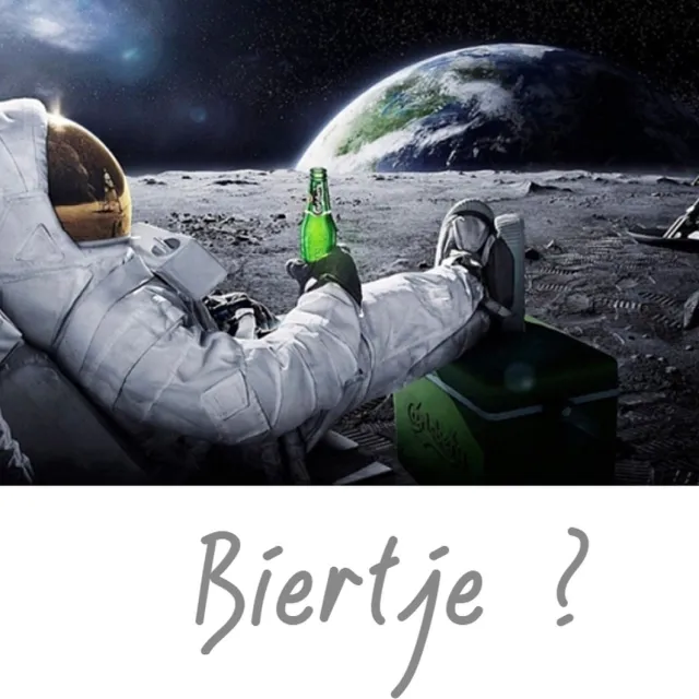 Allernieuwste .nl® Canvas Schilderij Astronaut op de Maan met Biertje XL - Woonkamer - Poster - 60 x 110 cm Multicolor