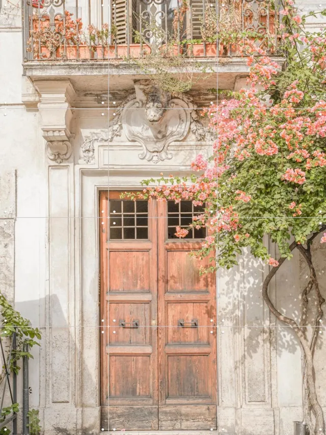 IXXI Floral Entry in Rome, Henrike Schenk - 60 x 80 cm - Grote wanddecoratie en posters - Fotografie, Vintage, Klassiek, Kleurrijk, Woonkamer, Gang Roze / Pastel kleuren