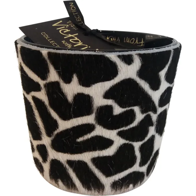 VICTORIA WITH LOVE Kaars - Geurkaars - Glas met echte koehuid en geprint giraf motief - Small - Indoor ZWART EN WIT
