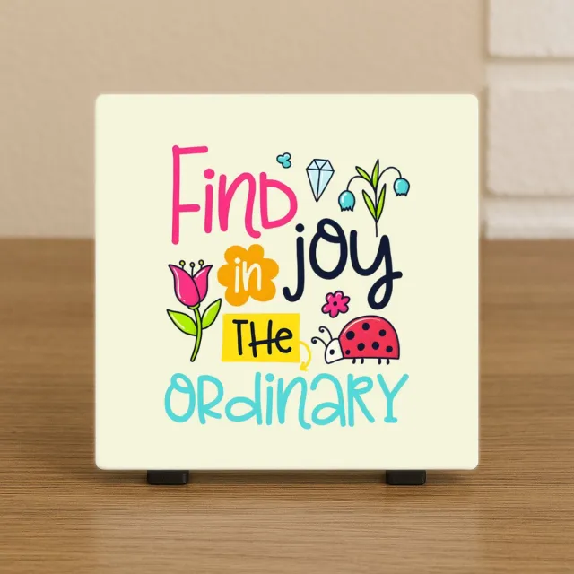 CreaCraft Inspirerende Tegel 10,5x10,5 cm – “Find Joy in the Ordinary” – Positieve Decoratie & Cadeau Illustratie