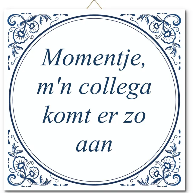 De Tegeltjesfabriek Tegeltje: Momentje, m'n collega komt er zo aan (met hangertje) wit en blauw