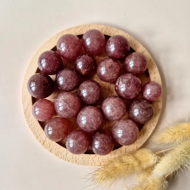 Moonlight Gemstones Kristallen Bol Strawberry Quartz 20-30mm Edelsteen Crystal Sphere Meerkleurig