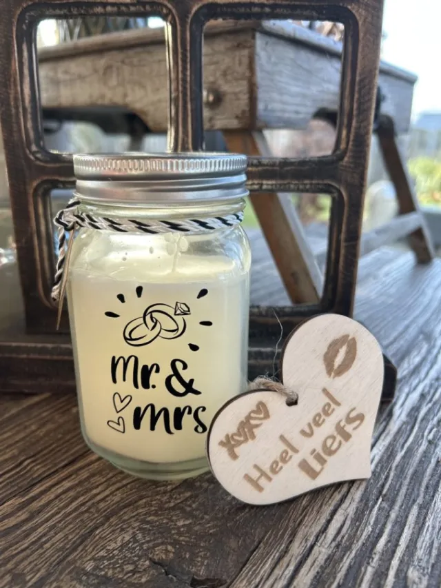 Creaties van hier Black & White scented candles Mr. & Mrs. met houten hartje – 13,5 cm – vanille mr en mrs