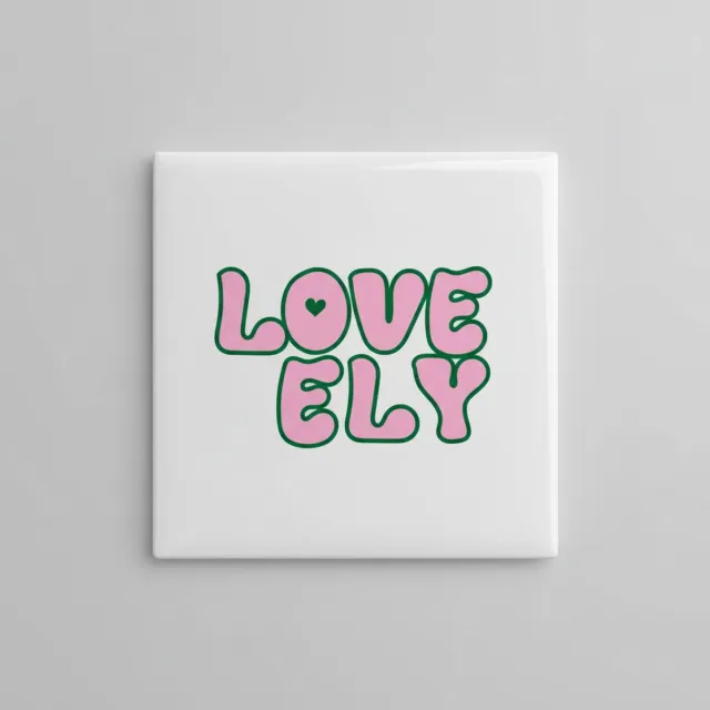 Nevolis Lovely Tekst Keramische Tegel “Love Ely” – Schattige Typografie met Hart Wanddecoratie – 15 × 15 cm multi color