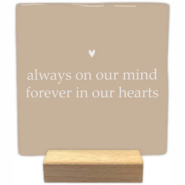 Artige Decoratie tegel met tekst- Forever in our hearts - keramisch - 10x10 cm - inclusief houder Beige