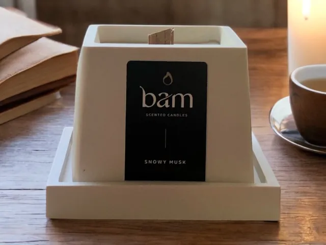 Bam Snowy Musk Geurkaars met Houten Wiek – Wit Vierkant Potje – Vegan Geurkaars van Natuurlijke Zonnebloemwas – 30 Branduren – Handgemaakt in België