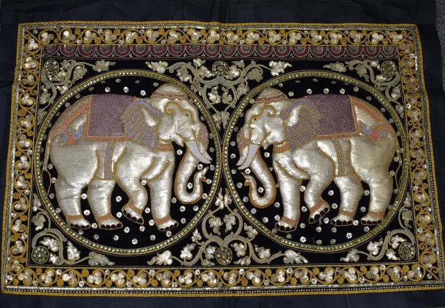 ZoeZo Design Wandkleed - wanddoek - Burma - Myanmar - handgemaakt - Oosters wandkleed - olifant - goud - kraaltjes - met insteekzoom - 132 x 96 cm zwart - goud - divers