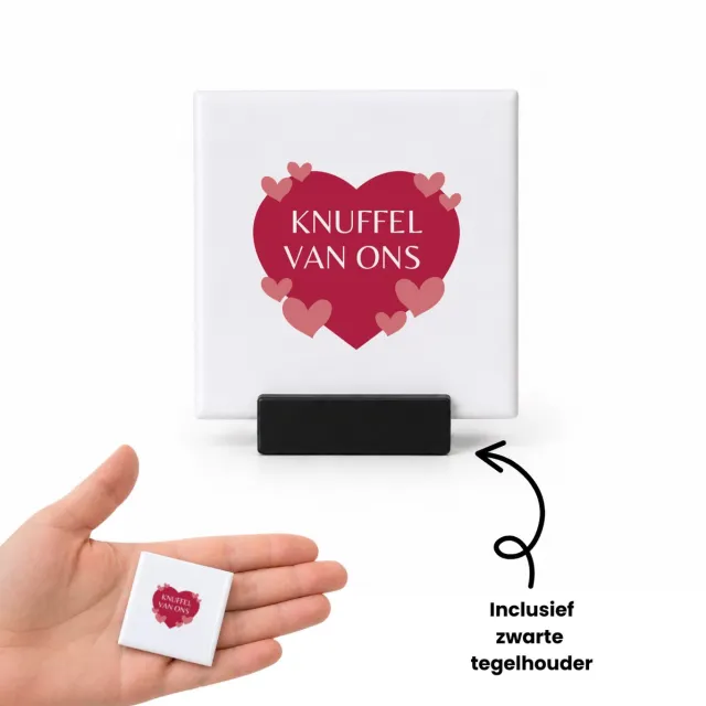 Hacebo Knuffel van ons tegeltje met tegelhouder - Liefde - iemand die liefde nodig heeft - tegeltjes met tekst - verjaardagscadeau - kado - gift - geschenk - spreuktegels - 4.8x4.8 CM Wit