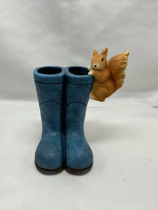 Impuls Polyresin (tuin)dier op blauwe laarzen - Eekhoorn - blauw + bruin - Hoogte 11 x 10 x 8 cm - Woonaccessoires - Tuinaccessoires - Tuindecoratie Blauw - eekhoorn