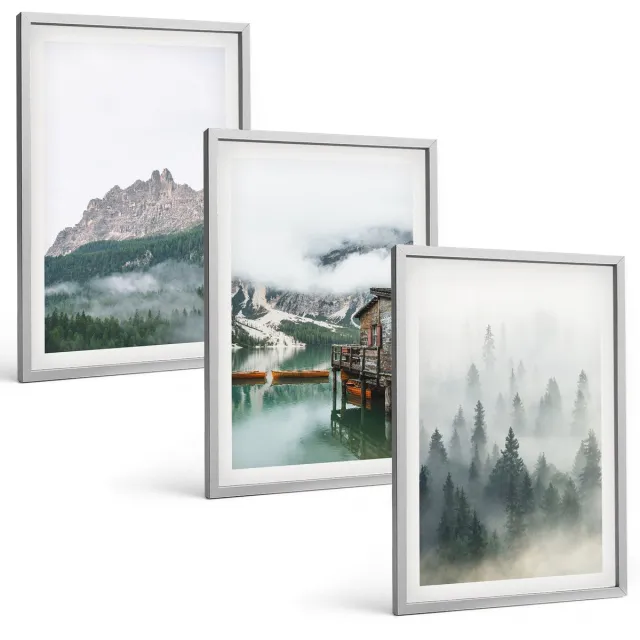 TULUP 4-Delige Schilderij Set - Bergen, meer, huisje en mist in het bos - 40 x 60 cm - Stijlvolle Muurdecoratie - Kantoor - Decoratieve Schilderijen Zilveren lijst