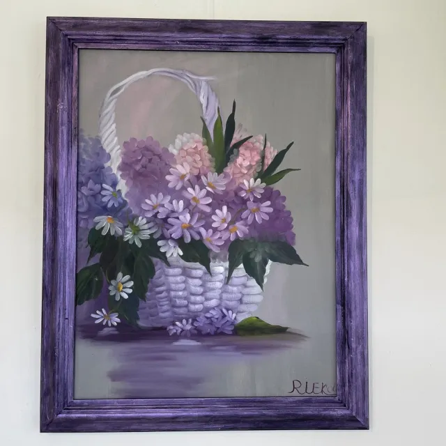 Galerie de voorst Olieverfschilderij Bloemenmand – Handgeschilderd Schilderij met Bloemen – Riek van de Bor – 40 x 50 cm – Inclusief Lijst wit, paars, groen